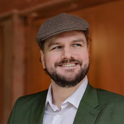 Portraitfoto von Julius Schleheck, Dozent für Mediensprechen an der IAF Filmschauspielschule Köln