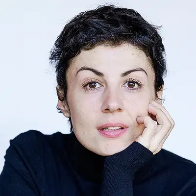 Portraitfoto von Liza Tzschirner, Dozentin für Schauspiel und Camera Acting an der IAF Filmschauspielschule Köln