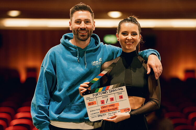 Regisseur und Darstellerin halten die Filmklappe zur Produktion Portugues Dancing im Theatersaal