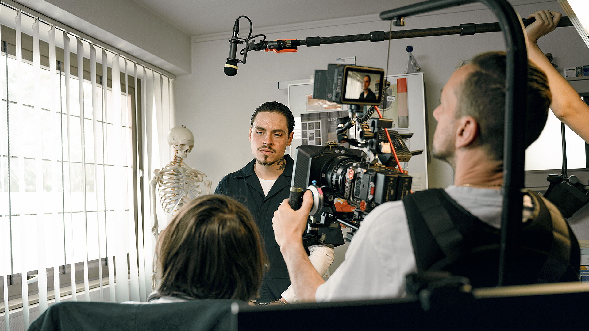 Professionelle Filmarbeit mit Kamera- und Tonteam