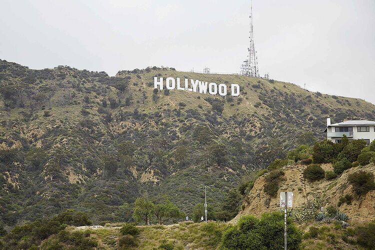 Blick auf das Hollywood Sign in den Hügeln von Los Angeles bei diesigem Himmel