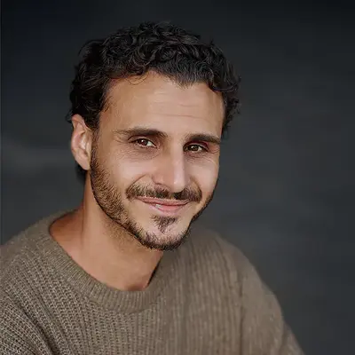 Portraitfoto von Charif Ounis, Dozent für Acting on Set und Regie an der IAF Filmschauspielschule Köln